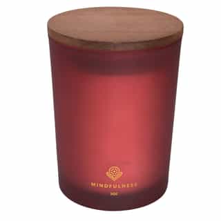 burgundowa świeca z drewnianą pokrywką i złotym nadrukiem Mindfulness i logo Biohac