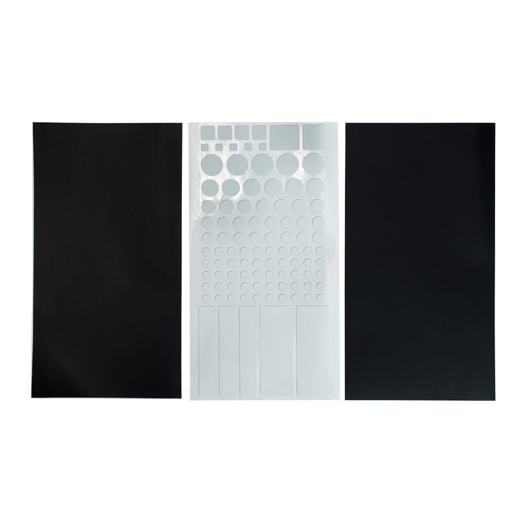 biały arkusz z wyciętymi naklejkami do blokowania światła i dwa czarne arkusze 80% i 100%