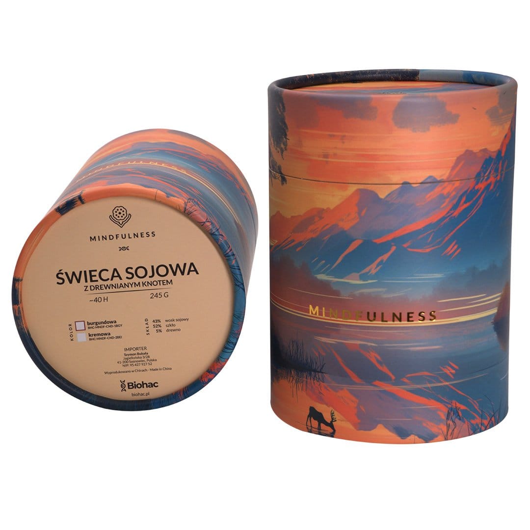 Elegancka tuba na świecę sojową do medytacji z kolekcji 'Mindfulness' od Biohac, ozdobiona malowniczym krajobrazem górskim o zachodzie słońca, w odcieniach pomarańczy, purpury i błękitu. Złoty nadruk 'Mindfulness' na opakowaniu podkreśla jego przeznaczenie do uważności i relaksu. Obrazek na tubie przedstawia spokojne jezioro otoczone górami i drzewami, z jeleniem pijącym wodę, idealnie komponując się z ideą świec do medytacji i jogi, tworząc kojącą atmosferę