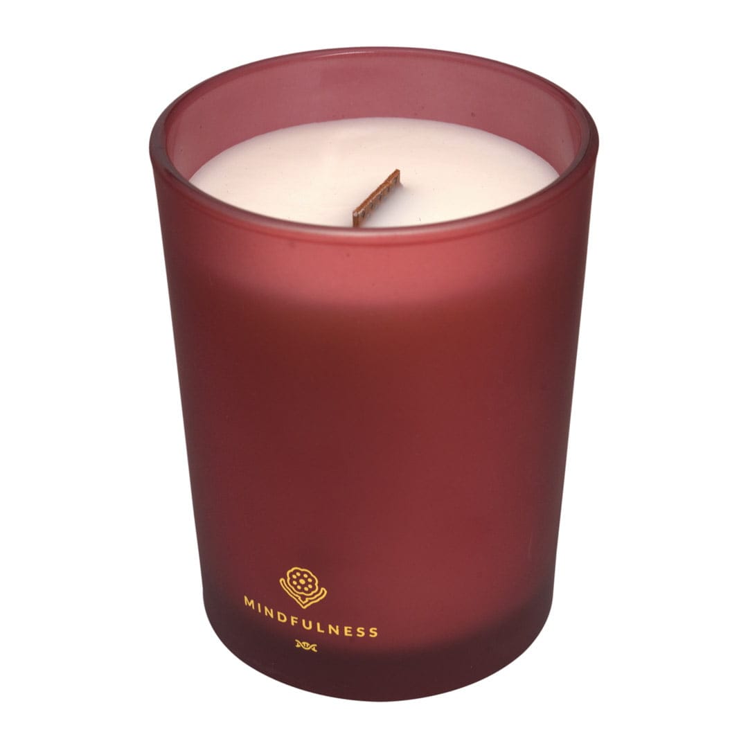 bordowa świeca sojowa z drewnianym knotem do relaksu i medytacji