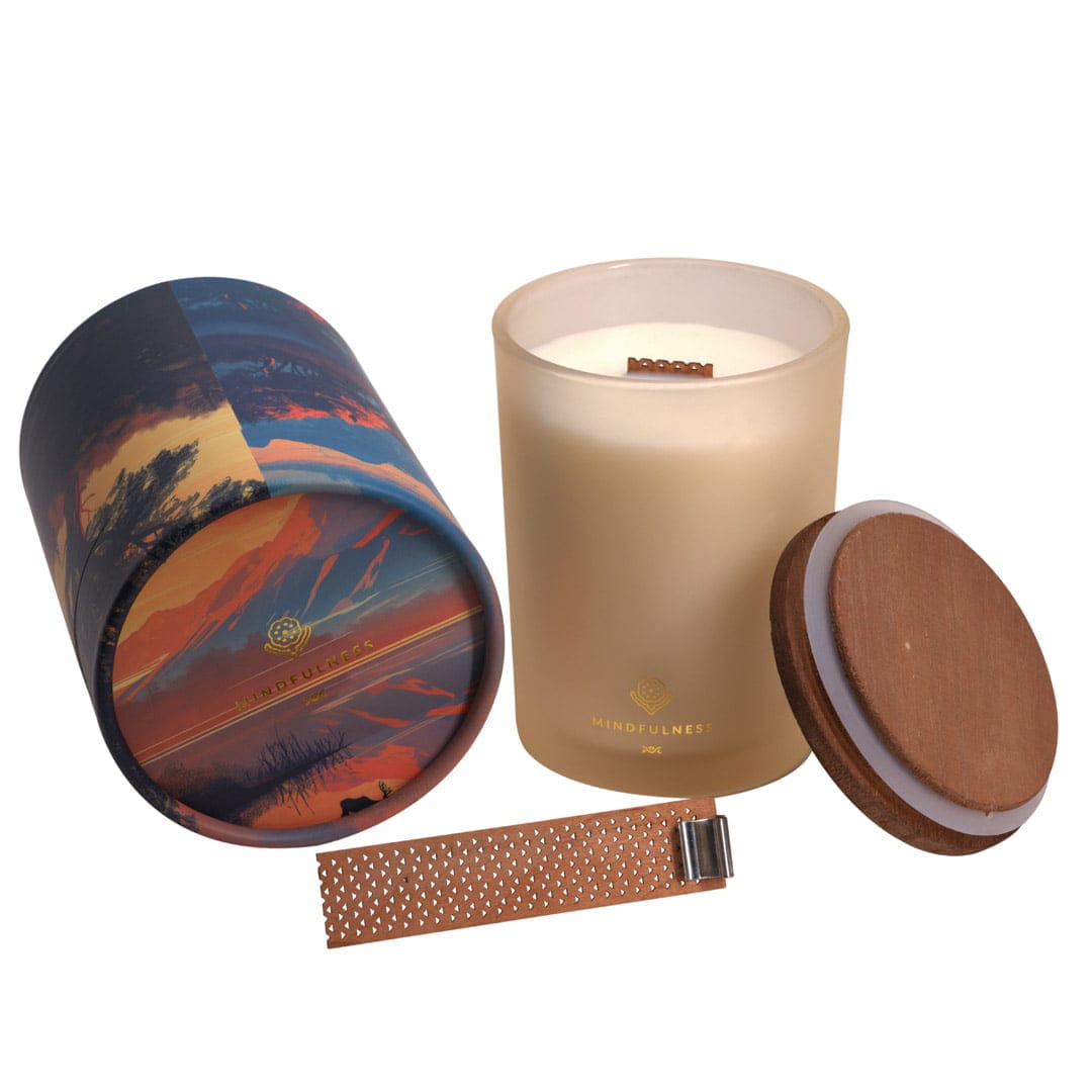 Świeca sojowa 'Mindfulness' z drewnianym knotem i elegancką drewnianą pokrywką, umieszczona w kremowym szkle. Luksusowy produkt do relaksu i medytacji.