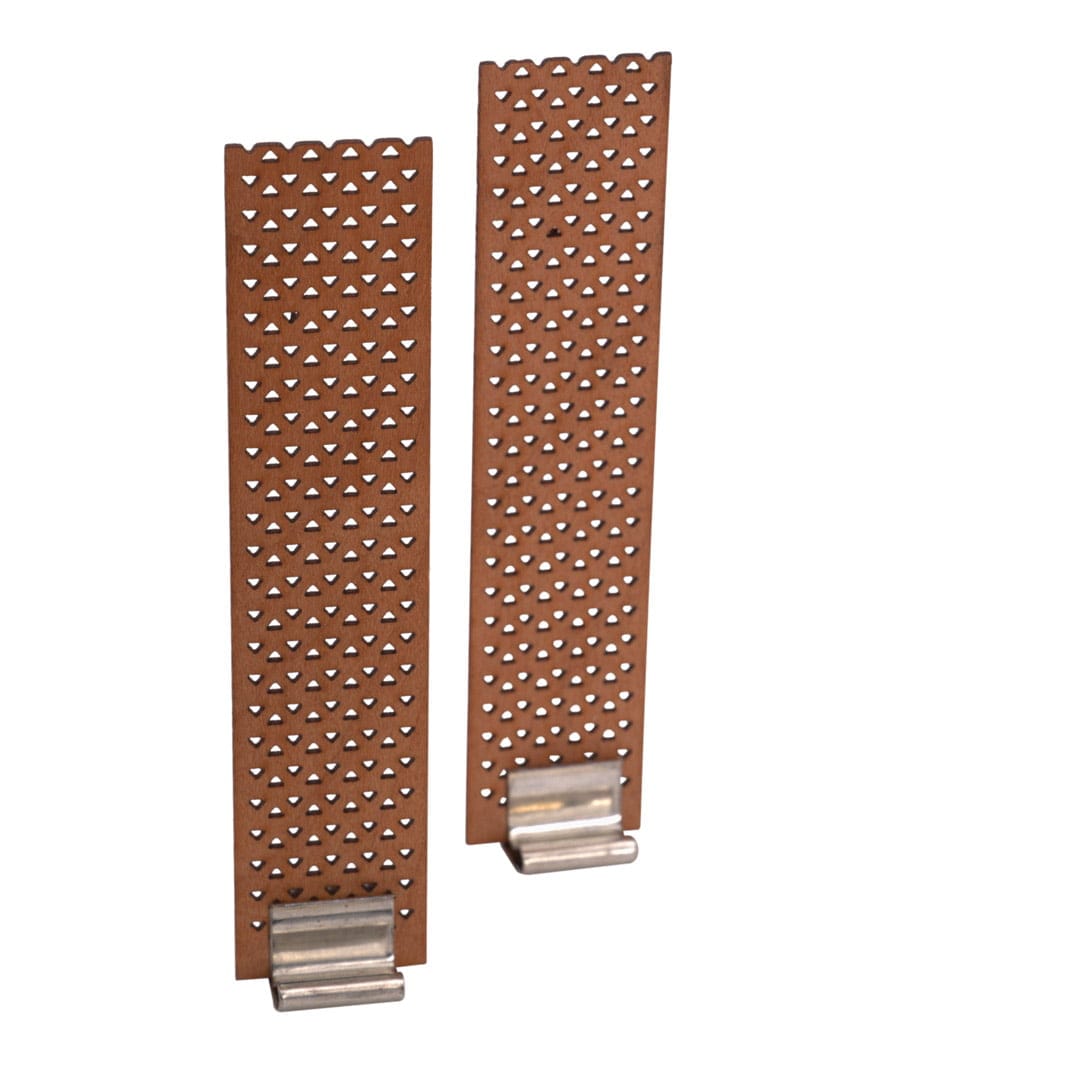 dwa drewniane knoty z dziurkami do produkcji świec sojowych