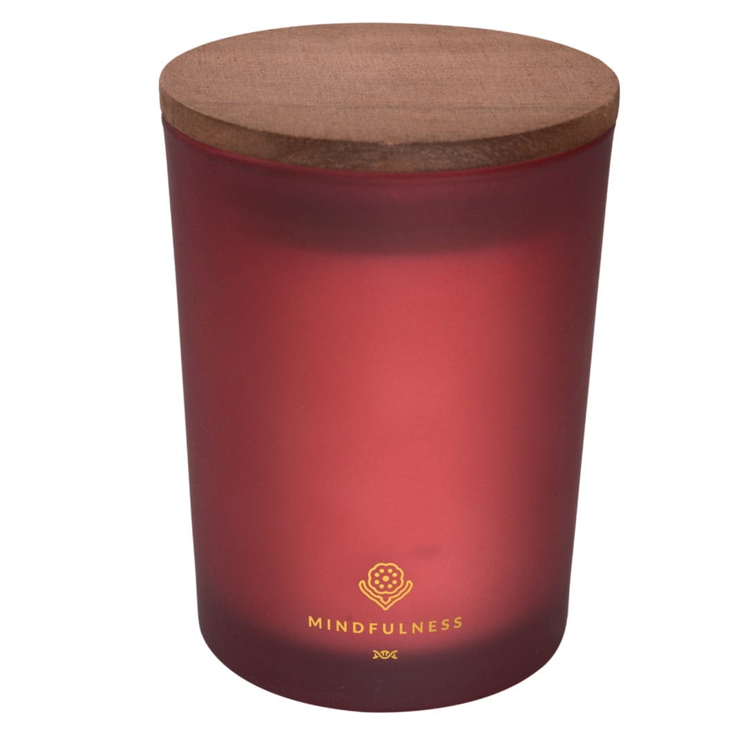 burgundowa świeca z drewnianą pokrywką i złotym nadrukiem Mindfulness i logo Biohac
