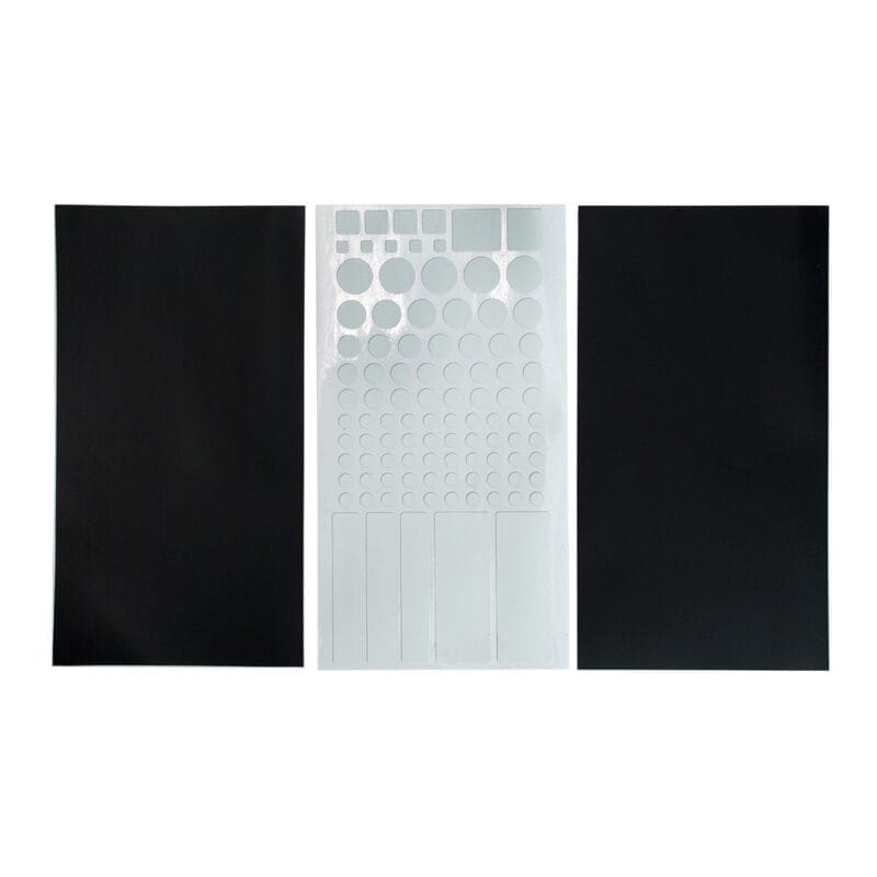 biały arkusz z wyciętymi naklejkami do blokowania światła i dwa czarne arkusze 80% i 100%