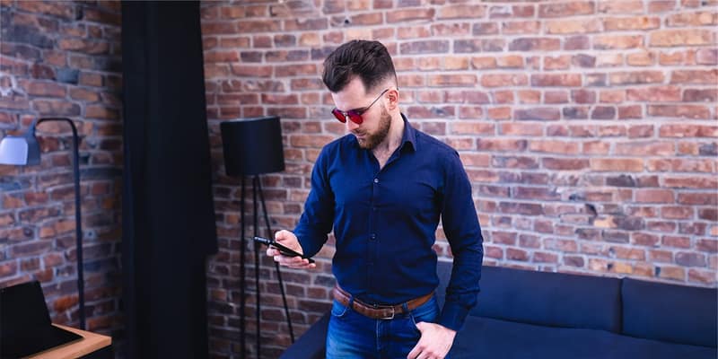 korzystanie z telefonu w okularach blokujących światło niebieskie biohac eclipse poziome