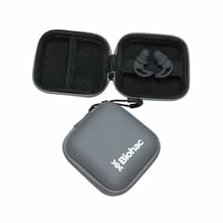 Zatyczki do uszu Trisilence Grafitowe stopery do uszu Biohac Trisilence wyjęte z etui, prezentujące ich ergonomiczny design i właściwości ochronne