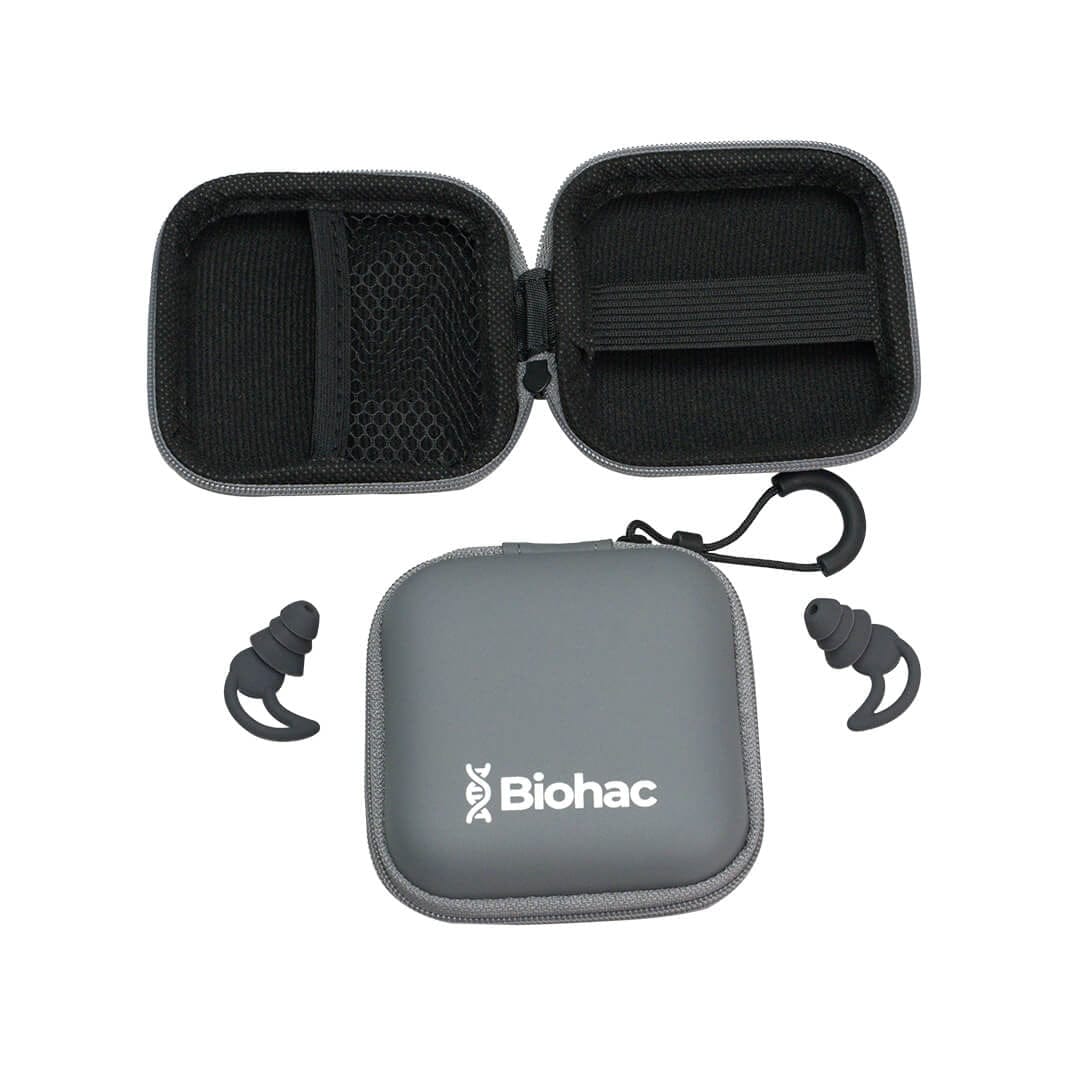 Zatyczki do uszu Trisilence Grafitowe stopery do uszu Biohac Trisilence wyjęte z etui, prezentujące ich ergonomiczny design i właściwości ochronne2