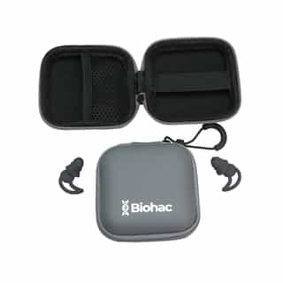 Zatyczki do uszu Trisilence Grafitowe stopery do uszu Biohac Trisilence wyjęte z etui, prezentujące ich ergonomiczny design i właściwości ochronne2