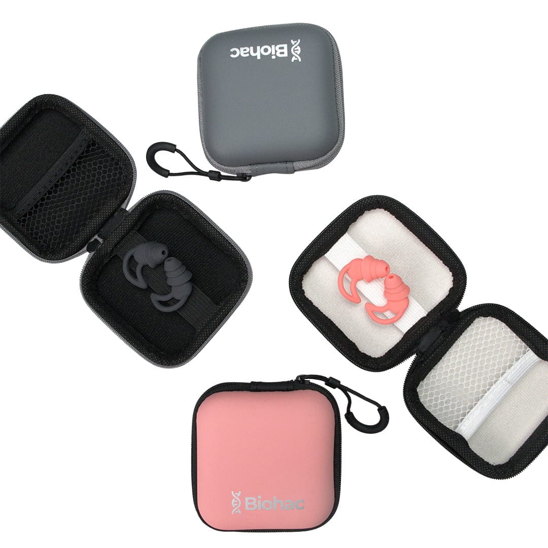 Zatyczki do uszu Trisilence Zatyczki do uszu Biohac Trisilence w pudrowo-różowym etui z otwartymi przegrodami, pokazujące różowe silikonowe zatyczki ochronne