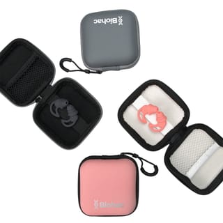 Zestaw 2 par zatyczek do uszu Trisilence Zatyczki do uszu Biohac Trisilence w pudrowo-różowym etui z otwartymi przegrodami, pokazujące różowe silikonowe zatyczki ochronne