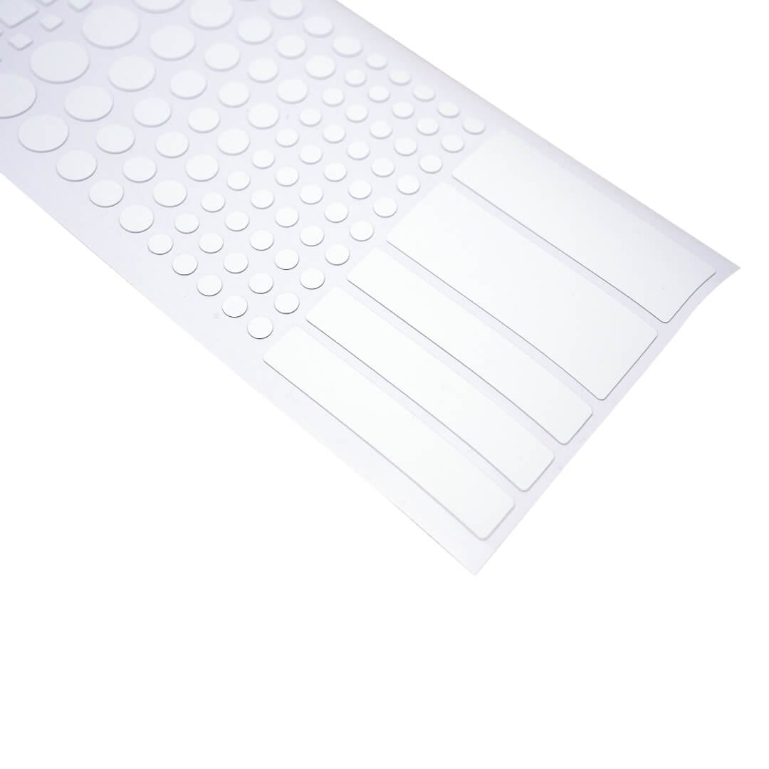 Zbliżenie na białe naklejki blokujące światło LED Biohac LEDim, różne rozmiary i kształty na arkuszu Naklejki blokujące światło - LEDim - 6 szt. - zdjęcie 8