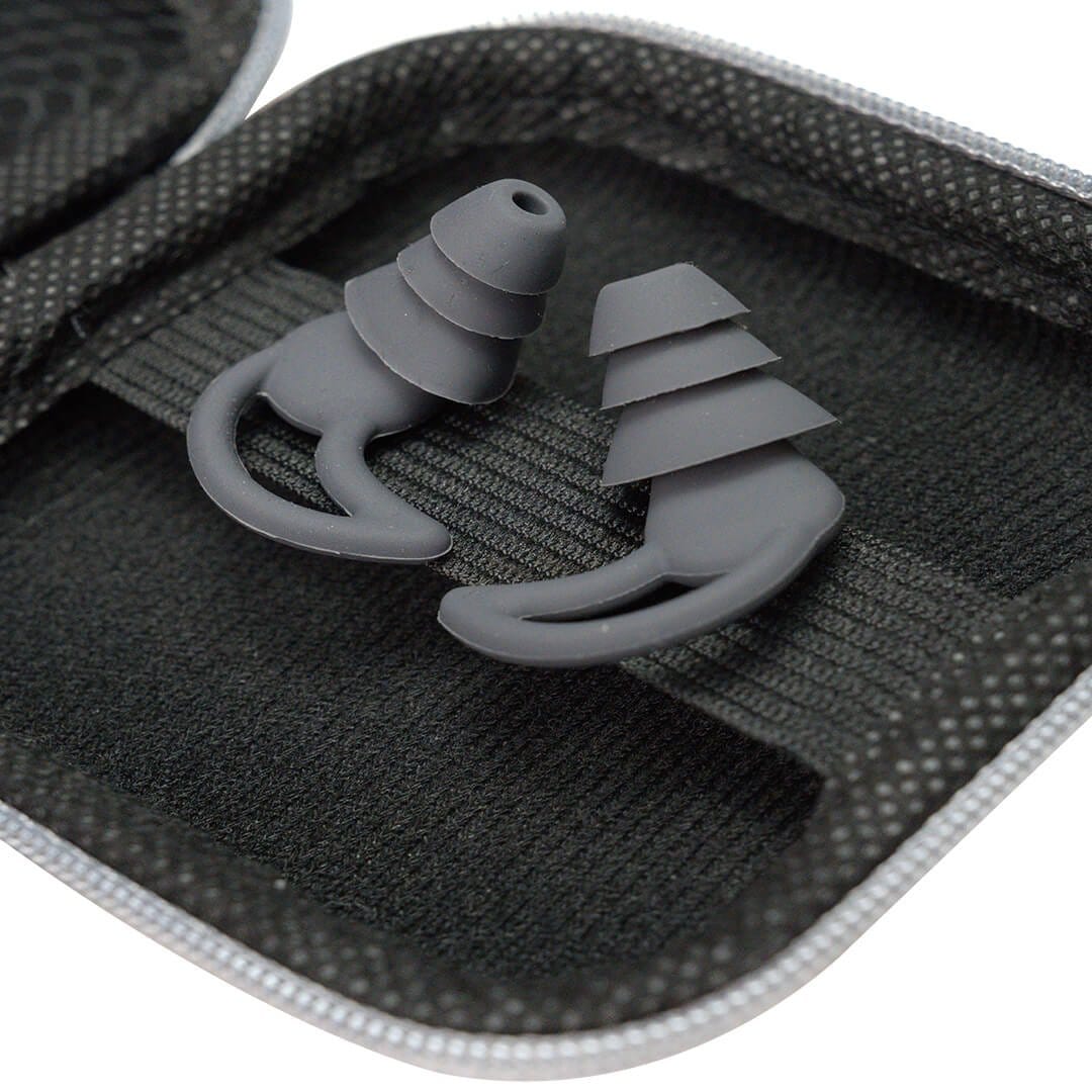 Zatyczki do uszu Trisilence Zbliżenie na grafitowe zatyczki do uszu Biohac Trisilence w grafitowym etui, podkreślające ich ergonomiczny design i skuteczną redukcję hałasu