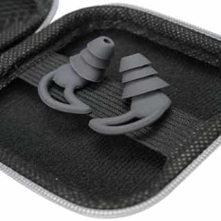 Zatyczki do uszu Trisilence Zbliżenie na grafitowe zatyczki do uszu Biohac Trisilence w grafitowym etui, podkreślające ich ergonomiczny design i skuteczną redukcję hałasu