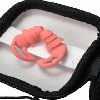 Zatyczki do uszu Trisilence Zbliżenie na różowe zatyczki do uszu Biohac Trisilence w pudrowo-różowym etui, podkreślające ergonomiczny kształt i komfort noszenia