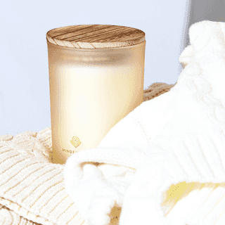 Świeca sojowa Mindfulness - paczulka wonna świeca sojowa z perforowanym drewnianym knotem biała vintage