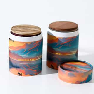 Zestaw prezentowy 2 świece sojowe Mindfulness świece sojowe w eleganckiej tubie z krajobrazem górskim