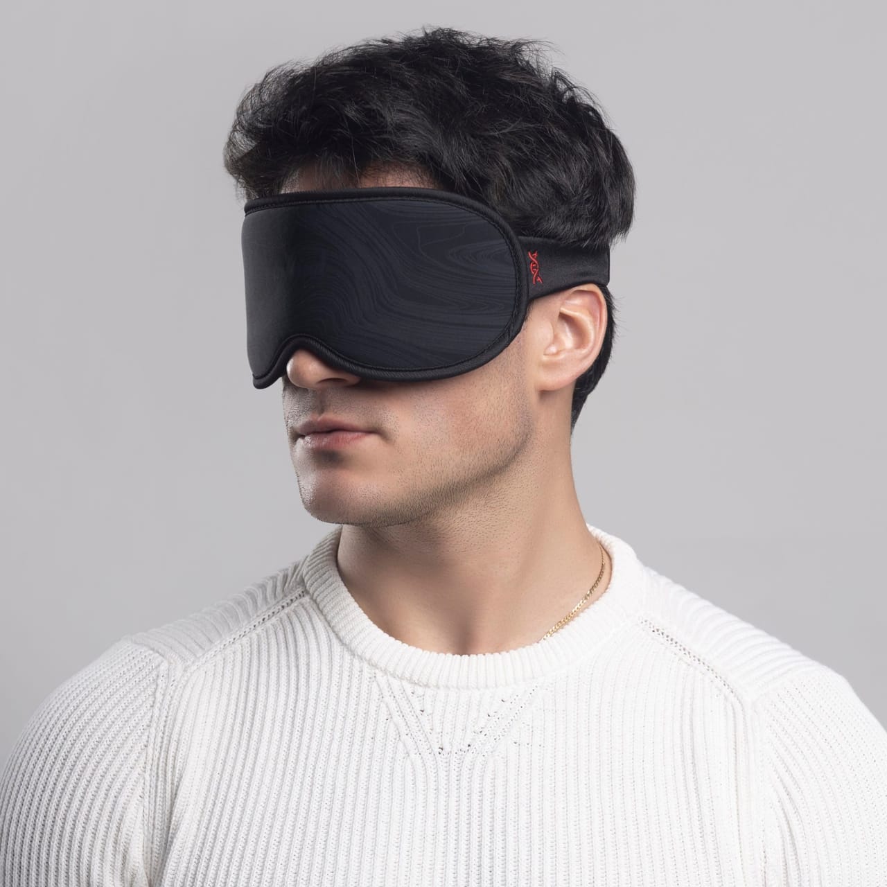 Opaska na oczy do spania Unwind Opaska na oczy Biohac Unwind – widok z boku, grafitowy kolor, pianka memory