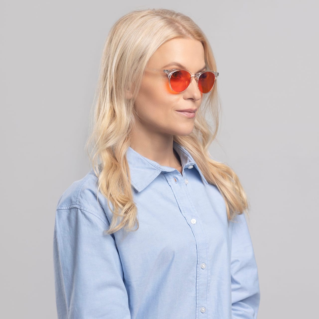 IMG_8979-Miniatura-FHD.jpg Blondynka w niebieskiej koszuli i okularach z czerwonymi szkłami, ujęcie z ukosa