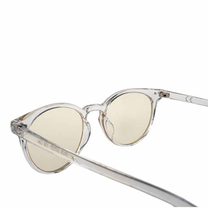 Przezroczyste-okulary-blokujace-swiatlo-niebieskie-do-pracy-przy-komputerze.jpg Zbliżenie na zausznik okularów z przezroczystą oprawką i żółtymi szkłami