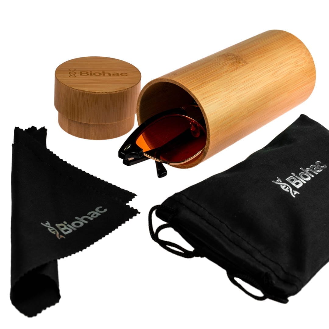 zestaw-akcesoriow-etui-bambusowe-sciereczka-woreczek-do-okularow-biohac.jpg Zestaw Biohac: bambusowe etui, okulary, ściereczka i woreczek na białym tle
