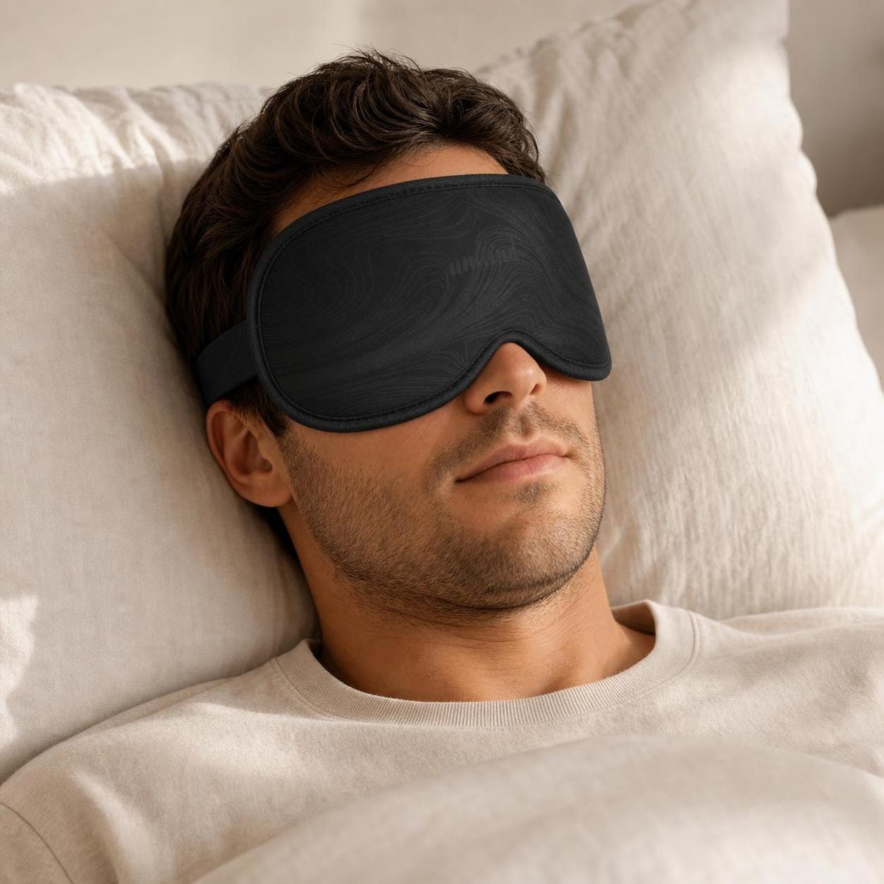 opaska do spania Biohac Unwind na modelu, regulowana maska na oczy z pianką memory 3D